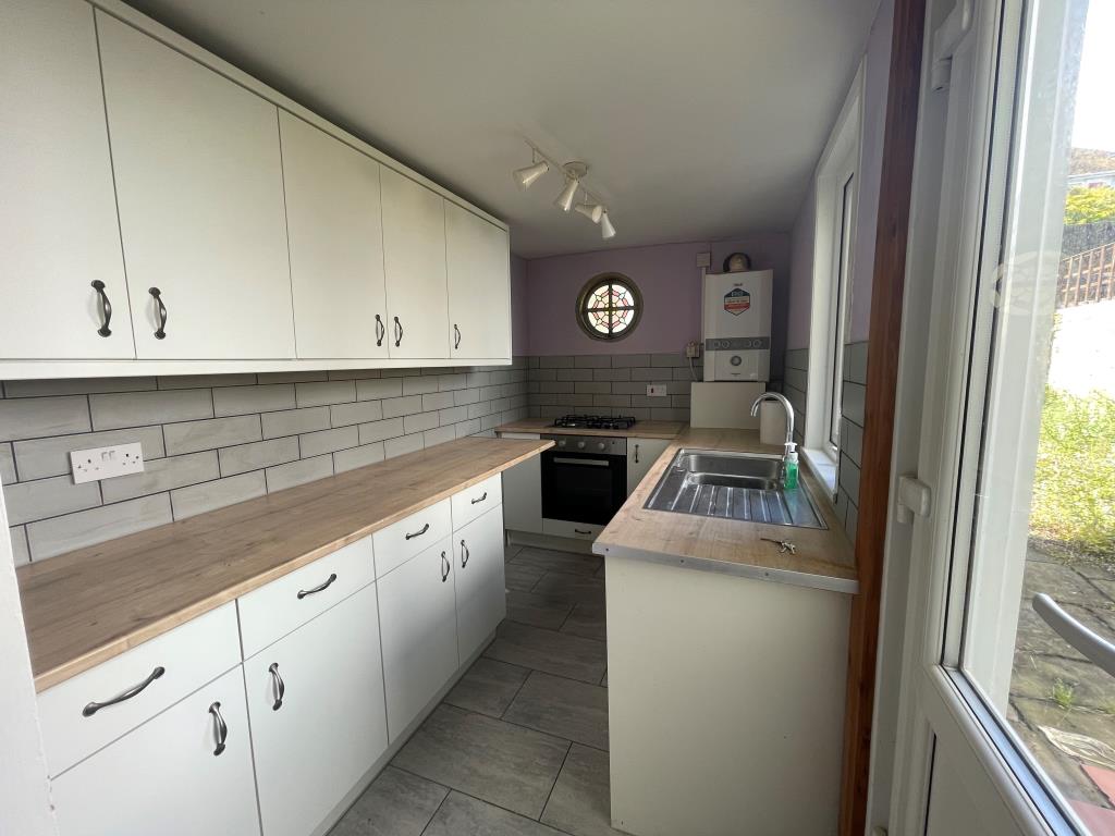 Lot: 51 - TWO-BEDROOM SEMI-DETACHED IN GOOD LOCATION - Modern fitted kitchen